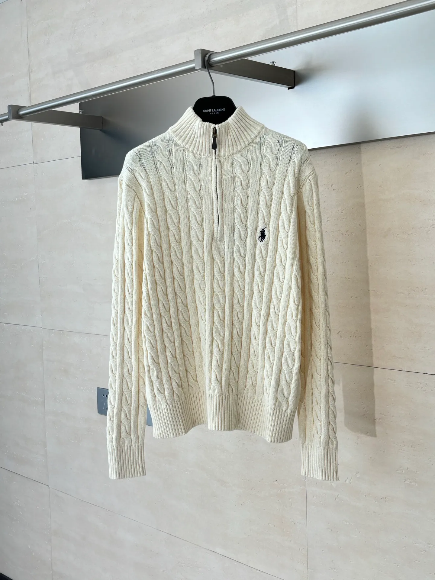 P440 Ralph Laure*/Ralph Lauren Cable-knitted half-zip sweater. Custom-woven cotton cable-knit thick-knit wool. Fine texture. Comfortable and close to the skin. Pure snow-like off-white as the main color. It demonstrates silent elegance. The classic cable-knitted structure design injects soul. The arrangement is precise and orderly. The delicate pony logo is embellished with it. It has an atmosphere of freedom and vitality. It is highly recognizable. The zipper half-high collar design has just the right sense of gorgeousness. Interpret high-end style with unique details and adhere to the eternal elegance and taste Size: S/M/L/XL